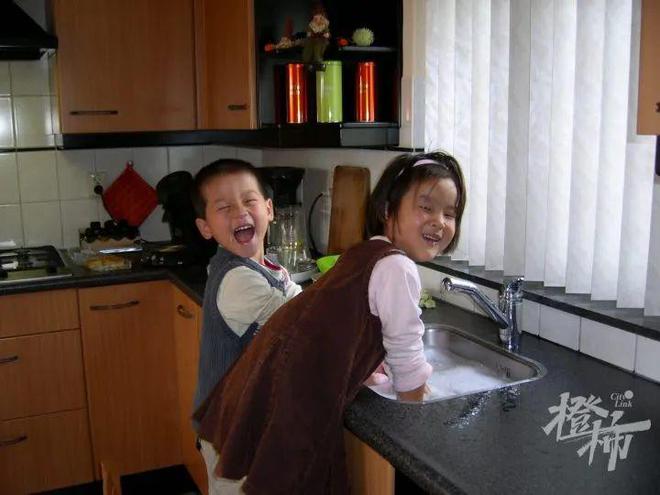 门徒平台官方：女孩被弃34年寻亲：随身信纸提醒“不信迷信，注意卫生”，生父母或是有文化的人