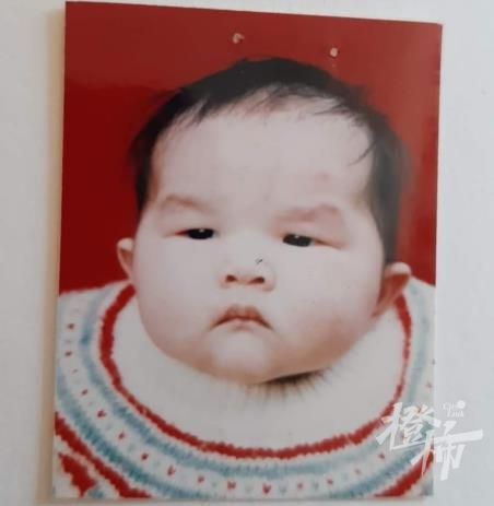 门徒平台官方：女孩被弃34年寻亲：随身信纸提醒“不信迷信，注意卫生”，生父母或是有文化的人