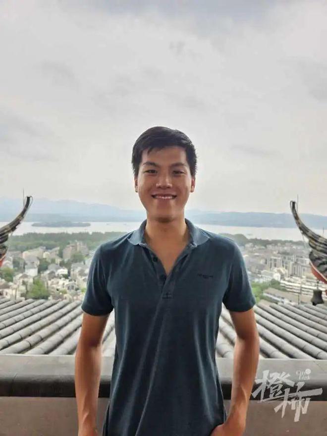 门徒平台官方：女孩被弃34年寻亲：随身信纸提醒“不信迷信，注意卫生”，生父母或是有文化的人